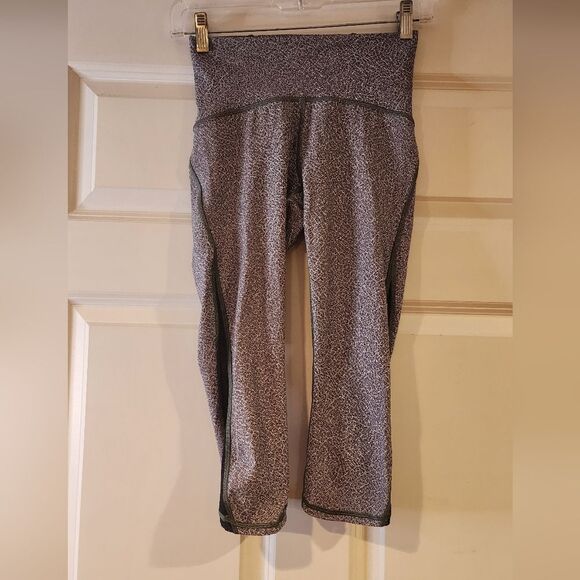 Lululemon gray and black mesh side cropped leggings size 4 - Picture 1 of 5